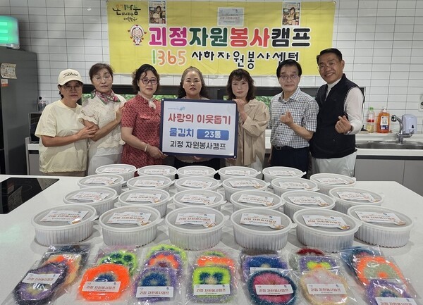 관계자들이 기념 촬영을 하고 있다. (사진 = 부산광역시 사하구 제공)